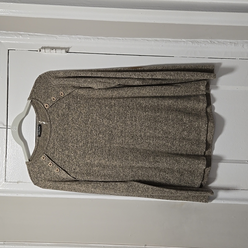 Long sleeve, sweater like top